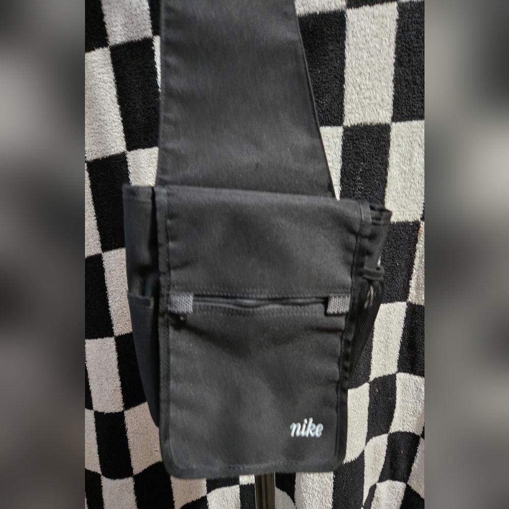 Nike Sportswear Essentials Sling Bag. 